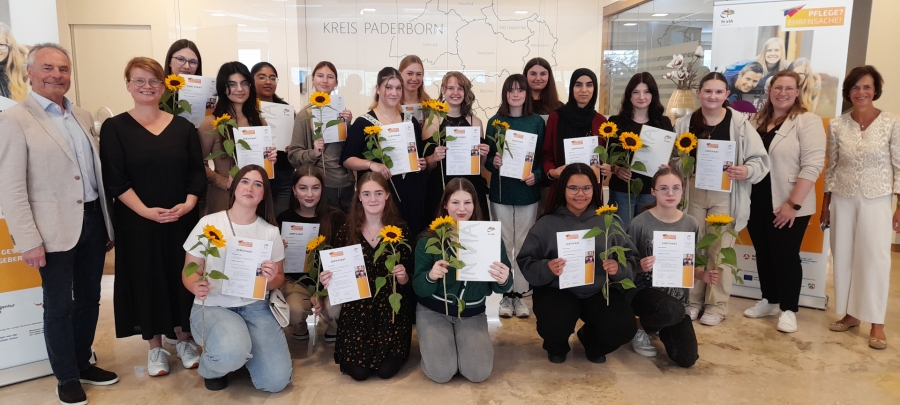 Große Freude über einen tollen Projektabschluss: Diethelm Krause (stellvertretender Vorsitzende Schul- und Sportausschuss), Sabine Höwekenmeier IN VIA Paderborn), Ehmi Gärtner, Lujain Al Joulaji, Rajneet Singh, Merle Guddei, Miriam Luna Hellmich; Luzie Albers, Melina Weiß, Sophie Wilkowsky; Sarah Amelie Vosshenrich, Khatera Safi, Janey Wiesner, Regina Kessler, Ann-Kathrin Strunz (Bildungs- und Integrationszentrum Kreis Paderborn), Petra Münstermann (Bildungs- und Integrationszentrum Kreis Paderborn; hinten, v.l.), Magdalena Lada, Helin Nisa Uzun, Greta Meyer, Katja Unruh, Maya Hannig, Vlada Belinski (hinten, v.l.). (Foto: Kreis Paderborn) Große Freude über einen tollen Projektabschluss: Diethelm Krause (stellvertretender Vorsitzende Schul- und Sportausschuss), Sabine Höwekenmeier IN VIA Paderborn), Ehmi Gärtner, Lujain Al Joulaji, Rajneet Singh, Merle Guddei, Miriam Luna Hellmich; Luzie Albers, Melina Weiß, Sophie Wilkowsky; Sarah Amelie Vosshenrich, Khatera Safi, Janey Wiesner, Regina Kessler, Ann-Kathrin Strunz (Bildungs- und Integrationszentrum Kreis Paderborn), Petra Münstermann (Bildungs- und Integrationszentrum Kreis Paderborn; hinten, v.l.), Magdalena Lada, Helin Nisa Uzun, Greta Meyer, Katja Unruh, Maya Hannig, Vlada Belinski (hinten, v.l.). (Foto: Kreis Paderborn)